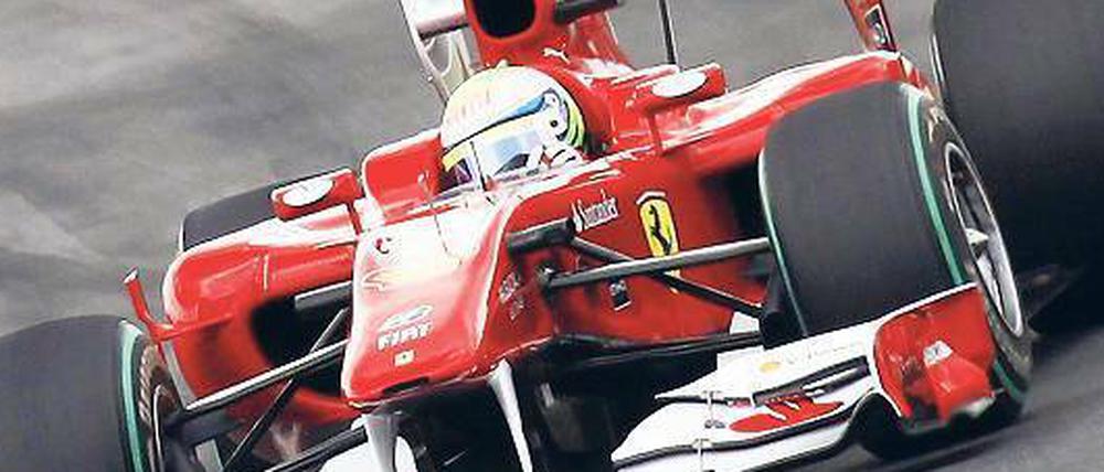 „Alonso ist schneller als du.“ Nach mehrmaligen Aufforderungen von der Teamleitung musste Felipe Massa (hier noch vorn) seinem Ferrari-Kollegen Platz machen. Foto: dpa