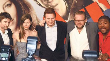 Powertypen mit Lady: Bradley Cooper, Jessica Biel, Liam Neeson, Joe Carnahan (Regie) und Quinton Jackson (v. l. n. r.) bei der Berlin-Premiere von "A-Team – Der Film" am Kurfürstendamm.