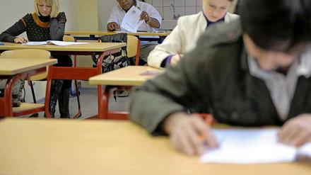 Migranten beim Absolvieren eines Einbürgerungstests.