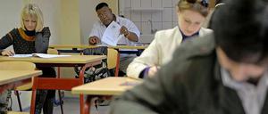Migranten beim Absolvieren eines Einbürgerungstests.
