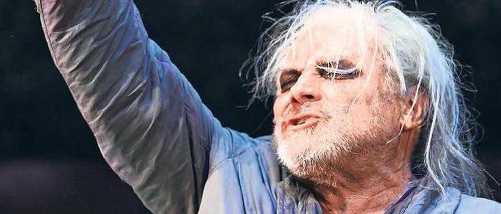 Den Beckett spielt er mit. Brandauer bringt das alte Theatertier an die Rampe.