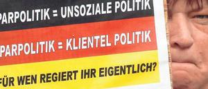 Betroffen. Mitglieder des Arbeitslosenverbandes Mecklenburg-Vorpommern und des Sozialen Bündnisses Schwerin protestieren gegen das Sparpaket.