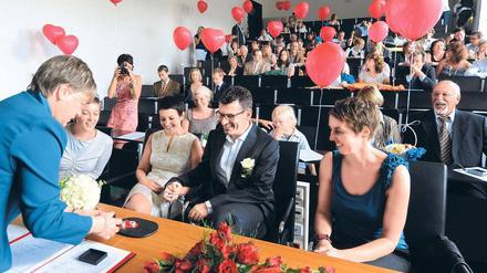 Klassiker. Der Satz „Hiermit erkläre ich Sie zu Mann und Frau“ schafft eine neue Realität – die Ehe. 