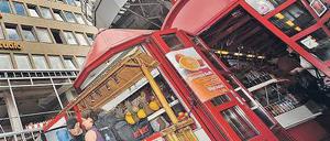 Abschied rot-weiß. In neun Tagen wird der „Schlemmer Pylon“ abgerissen. Foto: Steinert