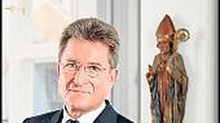Wolfgang Huber wird nun vom Zuhörer zum Organisator.