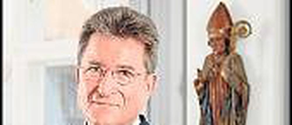 Wolfgang Huber wird nun vom Zuhörer zum Organisator.