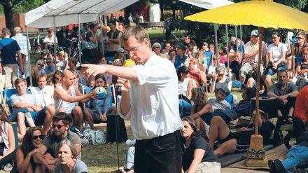 Redner Mathias Goike appellierte ans Publikum, die Regeln der gewaltfreien Kommunikation zu beachten.