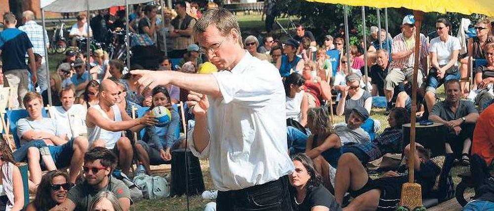 Redner Mathias Goike appellierte ans Publikum, die Regeln der gewaltfreien Kommunikation zu beachten.