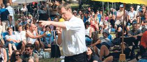 Redner Mathias Goike appellierte ans Publikum, die Regeln der gewaltfreien Kommunikation zu beachten.