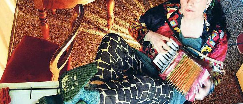 Wildwest meets Wallis. Die Schweiz-Amerikanerin oder Amerika-Schweizerin Erika Stucky kombiniert die Jodler von Cowboys, Pygmäen und Älplern mit Pop oder Jazz. Privat darf es auch mal ein Beatles-Song sein, so wie bei ihrem Lieblings-Thailänder in Berlin, mit dem sie bei jedem Besuch Karaoke singt.