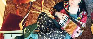 Wildwest meets Wallis. Die Schweiz-Amerikanerin oder Amerika-Schweizerin Erika Stucky kombiniert die Jodler von Cowboys, Pygmäen und Älplern mit Pop oder Jazz. Privat darf es auch mal ein Beatles-Song sein, so wie bei ihrem Lieblings-Thailänder in Berlin, mit dem sie bei jedem Besuch Karaoke singt.