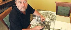 Warten auf den nächsten Bombenfund. Oranienburgs Bürgermeister Laesicke mit Luftaufnahmen, die Einschlagkrater von nicht explodierten Bomben dokumentieren.