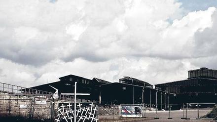 21 weiße Kreuze – aufgestellt am Ort des Schreckens auf dem alten Güterbahnhof von Duisburg. 