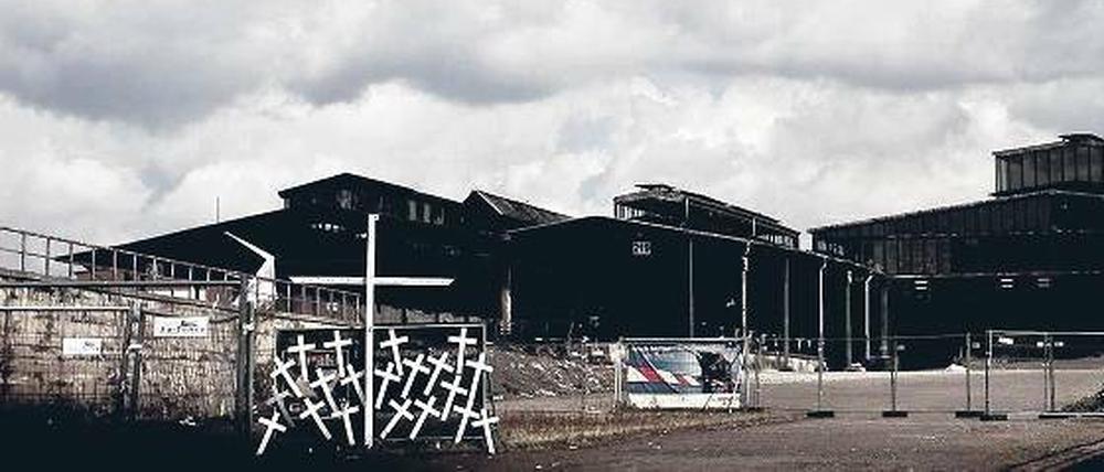 21 weiße Kreuze – aufgestellt am Ort des Schreckens auf dem alten Güterbahnhof von Duisburg. 