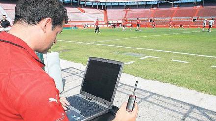 Mit Laptop und Lederball. Im Profifußball gehört der Computer längst zum Trainingsalltag. Foto: Imago