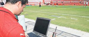 Mit Laptop und Lederball. Im Profifußball gehört der Computer längst zum Trainingsalltag. Foto: Imago
