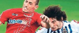 Rangekämpft. Unions Karim Benyamina (l.) fordert Diego Colotto in der Luft. Foto: dpa