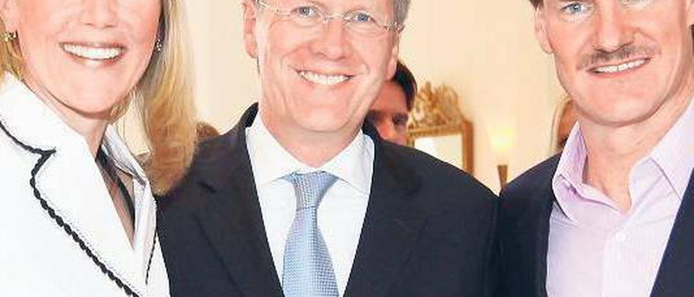 Unter Freunden. Ehepaar Wulff und AWD- Gründer Maschmeyer an dessen 50. Geburtstag im Frühling 2009. Foto: dpa