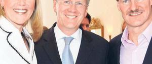 Unter Freunden. Ehepaar Wulff und AWD- Gründer Maschmeyer an dessen 50. Geburtstag im Frühling 2009. Foto: dpa