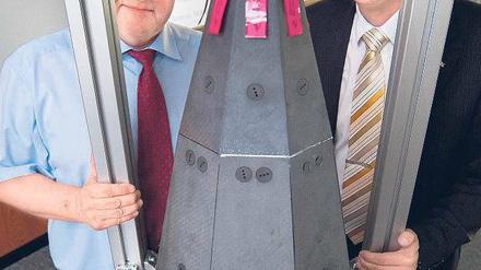 Soll ins All. DLR-Mitarbeiter mit dem Shefex-II-Raumfahrzeug. Foto: dpa