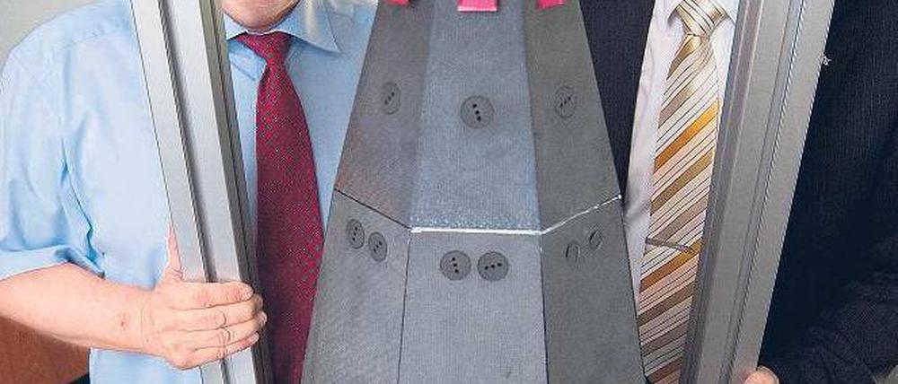 Soll ins All. DLR-Mitarbeiter mit dem Shefex-II-Raumfahrzeug. Foto: dpa