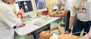 Seite an Seite. Noch bleiben Medizinstudierende an der Uni unter sich. Doch damit sie mit Pflegepersonal und Physiotherapeuten eine gemeinsame Sprache finden, sollten sie zeitweise zusammen mit diesen ausgebildet werden, fordern Experten. 