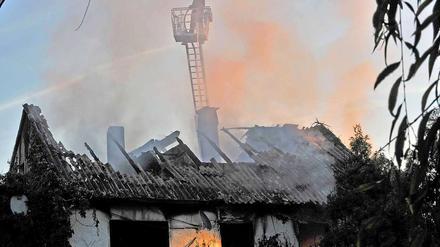 Das Feuer brach im Ober- oder Dachgeschoss aus.