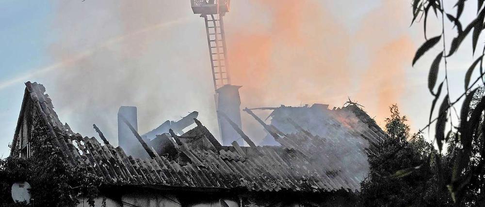 Das Feuer brach im Ober- oder Dachgeschoss aus.