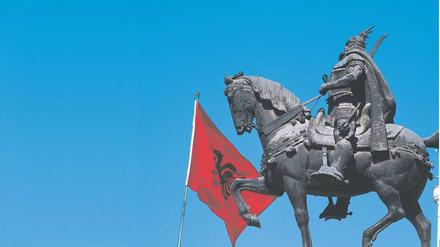 Unter dem Doppeladler. Entgegen einem verbreiteten Mythos nahm Skanderbeg nicht an der Schlacht auf dem Amselfeld im Kosovo teil – der serbische Thronanwärter ließ ihn nicht anreisen. Foto: G. Ricatto / mauritius images
