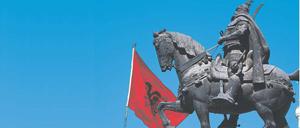 Unter dem Doppeladler. Entgegen einem verbreiteten Mythos nahm Skanderbeg nicht an der Schlacht auf dem Amselfeld im Kosovo teil – der serbische Thronanwärter ließ ihn nicht anreisen. Foto: G. Ricatto / mauritius images