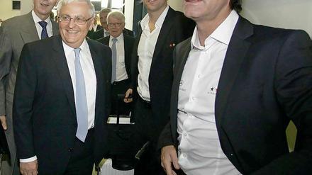 Theo Zwanziger, Oliver Bierhoff und Joachim Löw bei der Rückkehr aus Südafrika.