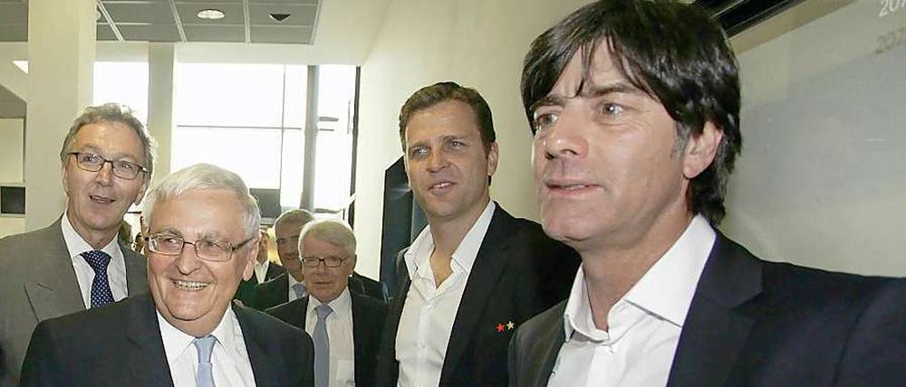 Theo Zwanziger, Oliver Bierhoff und Joachim Löw bei der Rückkehr aus Südafrika.