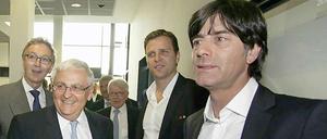 Theo Zwanziger, Oliver Bierhoff und Joachim Löw bei der Rückkehr aus Südafrika.