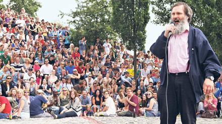 Und dann singt nur noch einer. Die letzte Strophe drückt Detlef mit aller Kraft heraus, fast schreit er. Dann, kurze Stille, schwappt der Beifall von 1500 Menschen über ihm zusammen. Der Weddinger genießt den Applaus nicht lange, stets nimmt er rasch seinen Beutel und verschwindet wieder.