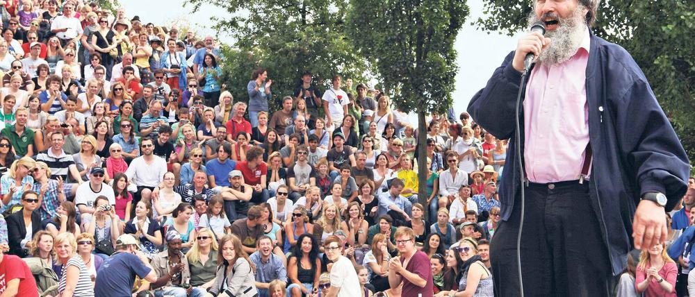 Und dann singt nur noch einer. Die letzte Strophe drückt Detlef mit aller Kraft heraus, fast schreit er. Dann, kurze Stille, schwappt der Beifall von 1500 Menschen über ihm zusammen. Der Weddinger genießt den Applaus nicht lange, stets nimmt er rasch seinen Beutel und verschwindet wieder.