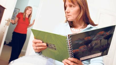 Erwischt. Wenn Mama heimlich im Tagebuch liest, kommt sie nicht ihrer Aufsichtspflicht nach, sondern begeht Vertrauensmissbrauch.Foto: Mauritius