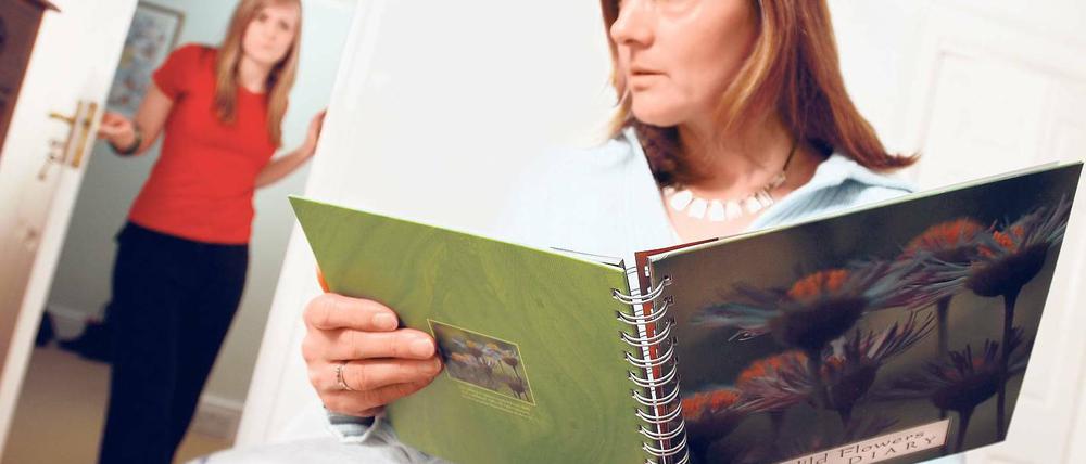 Erwischt. Wenn Mama heimlich im Tagebuch liest, kommt sie nicht ihrer Aufsichtspflicht nach, sondern begeht Vertrauensmissbrauch.Foto: Mauritius