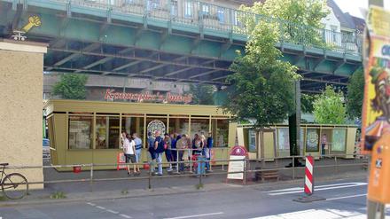Curry mit Glanz. Der Neubau von Pankows berühmtester Wurstbude am Bahnhof Eberswalder Straße soll an seine beiden Vorgänger erinnern.