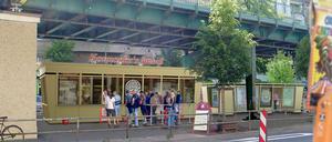 Curry mit Glanz. Der Neubau von Pankows berühmtester Wurstbude am Bahnhof Eberswalder Straße soll an seine beiden Vorgänger erinnern.