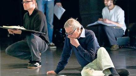 „Hört! Grafen, Edle, Freie von Brabant!“ Hans Neuenfels (M.) bei den Proben. Heute ist „Lohengrin“-Generalprobe, am Sonntag, den 25.7., Premiere. 