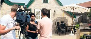 Die Vermieterin des Feriencamps stellt sich einem niederländischen Kamerateam. 