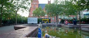 Reste der Nacht. Am Hermann-Ehlers-Platz, dem Verkehrsknotenpunkt in Steglitz, betrinken sich oft junge Menschen. Den Suff gibt es billig im Supermarkt nebenan bis 24 Uhr. 