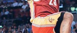 In der Luft. LeBron James kann sich bis Donnerstag einen neuen Verein suchen.