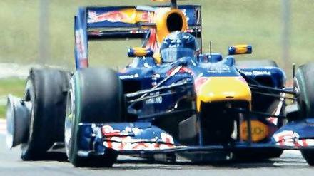 Wer hüpft am höchsten? Der Red-Bull-interne Machtkampf zwischen Sebastian Vettel und Mark Webber fand am Sonntag einen strahlenden Sieger in dem Australier (großes Bild). Der Deutsche musste gratulieren (oben), wurde aber trotz einer Reifenpanne (Mitte) noch Siebter, nachdem er 13 Fahrer, darunter Michael Schumacher (unten) überholt hatte. Fotos: dpa, AFP (2), Race-press