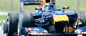 Wer hüpft am höchsten? Der Red-Bull-interne Machtkampf zwischen Sebastian Vettel und Mark Webber fand am Sonntag einen strahlenden Sieger in dem Australier (großes Bild). Der Deutsche musste gratulieren (oben), wurde aber trotz einer Reifenpanne (Mitte) noch Siebter, nachdem er 13 Fahrer, darunter Michael Schumacher (unten) überholt hatte. Fotos: dpa, AFP (2), Race-press