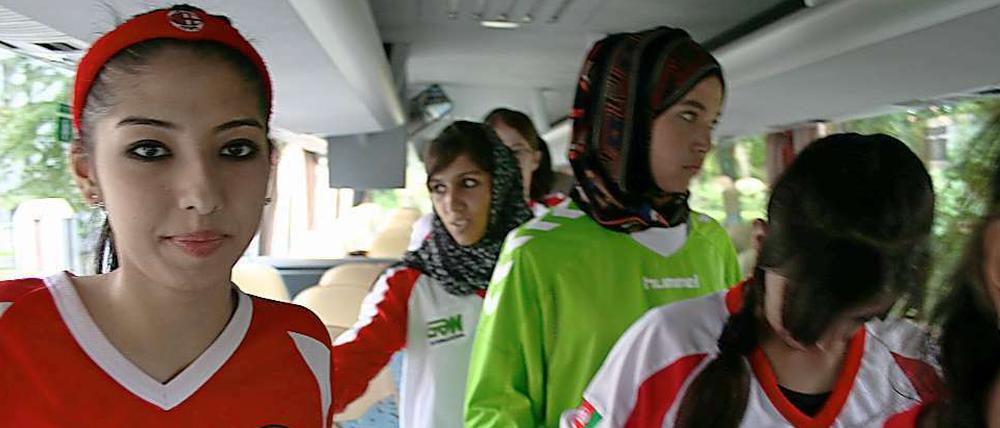 Stürmerin Sajia Sahar (l.) auf Tour mit der afghanischen Fußballnationalelf.