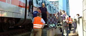 Auf der Havel-Brücke in Rathenow verlassen Fahrgäste den ICE. Mitarbeiter von Rettungsdiensten verhindern mit einer Decke die Sicht auf den toten Jugendlichen.