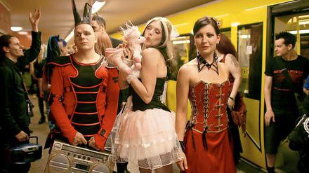 Alexanderplatz: Am 8. und 9. Juli wird die Endstation der U-Bahnlinie 5 zur "Fashion Station", auf der 17 Designer ihre Mode zeigen.