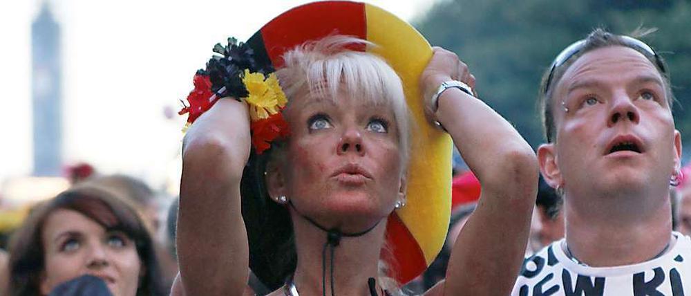 "Modische" Fans auf der Berliner Fanmeile.