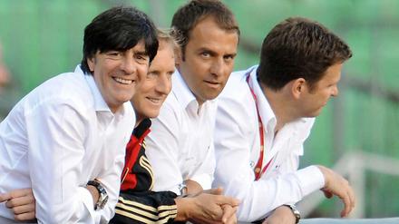 Bundestrainer Joachim Löw (l.) hat nach der erfolgreichen WM gut lachen. Ob er weitermacht, könnte sich schon bald entscheiden.